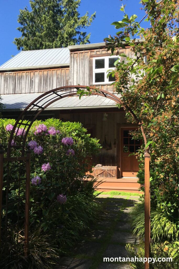 Rustic Garden Decor Ideas - Photo of a Cast Iron Garden Arch