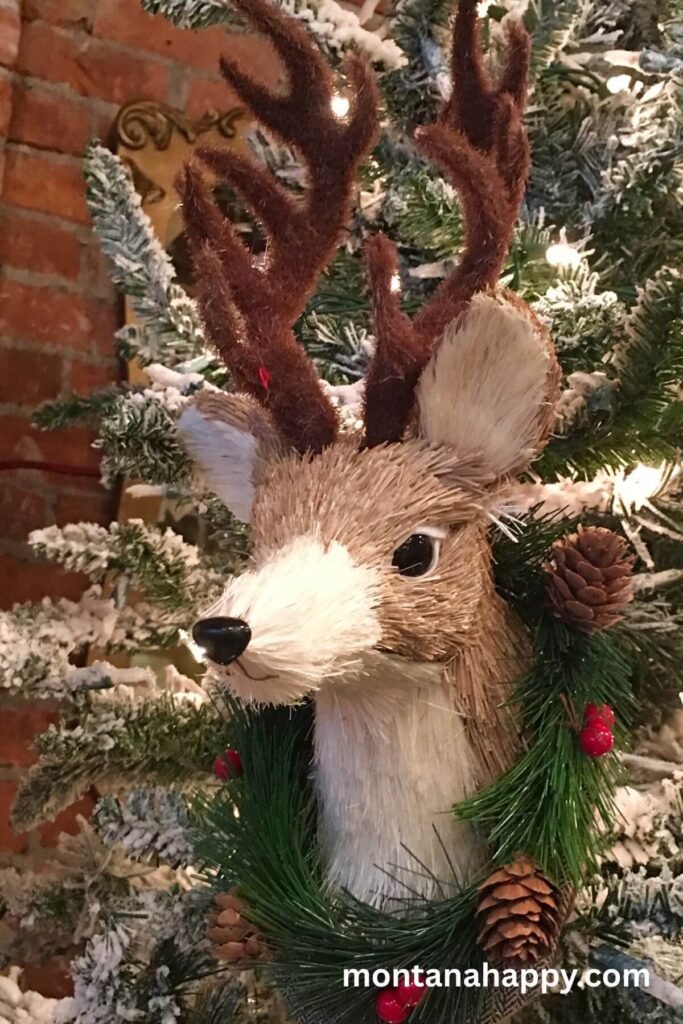 Easy Rustic Christmas Decorating Ideas - Faux Deer Head