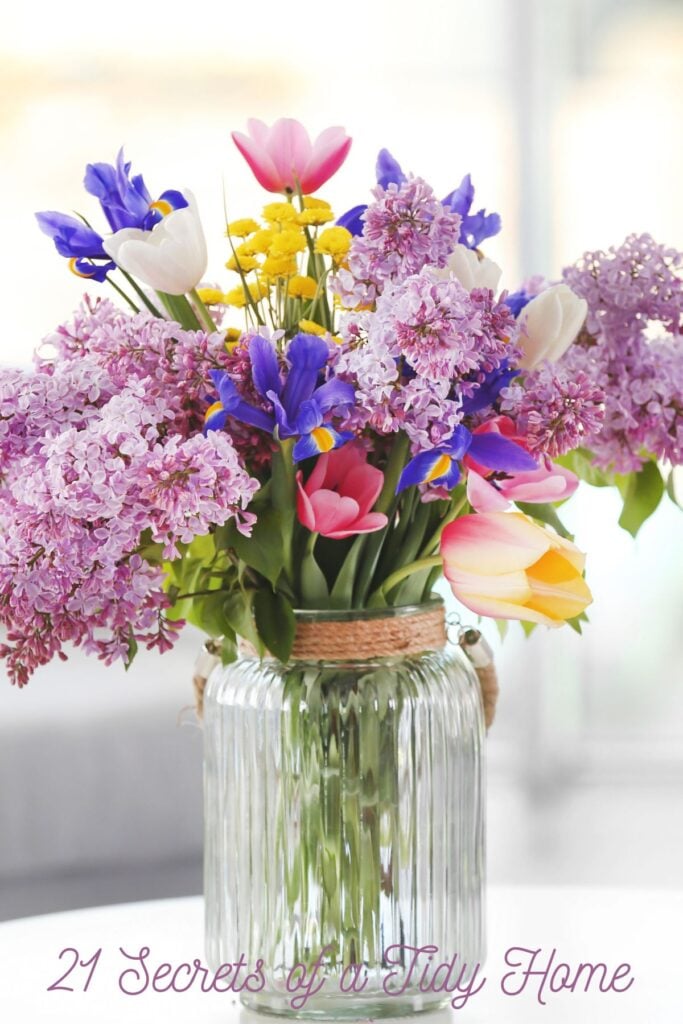 21 Secrets of a Tidy Home * Clean House Ideas - Photo of a Vase of Fresh Flowers 