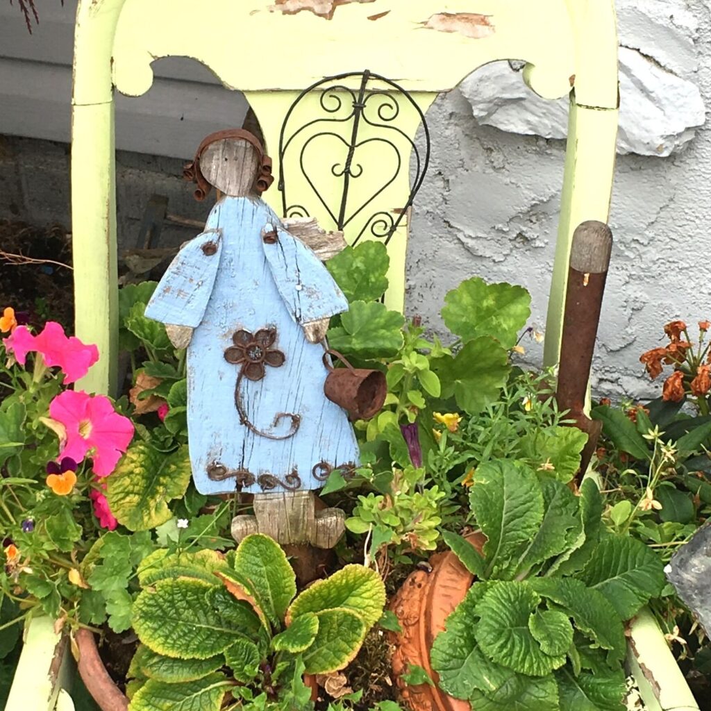 Taking the seat out of vintage chairs and turning it into a planter. Fun Ideas for Garden Decor
