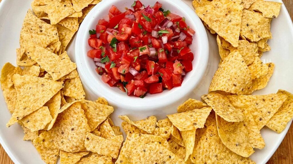 Homemade Salsa Fresca Recipe with Tortilla Chips 