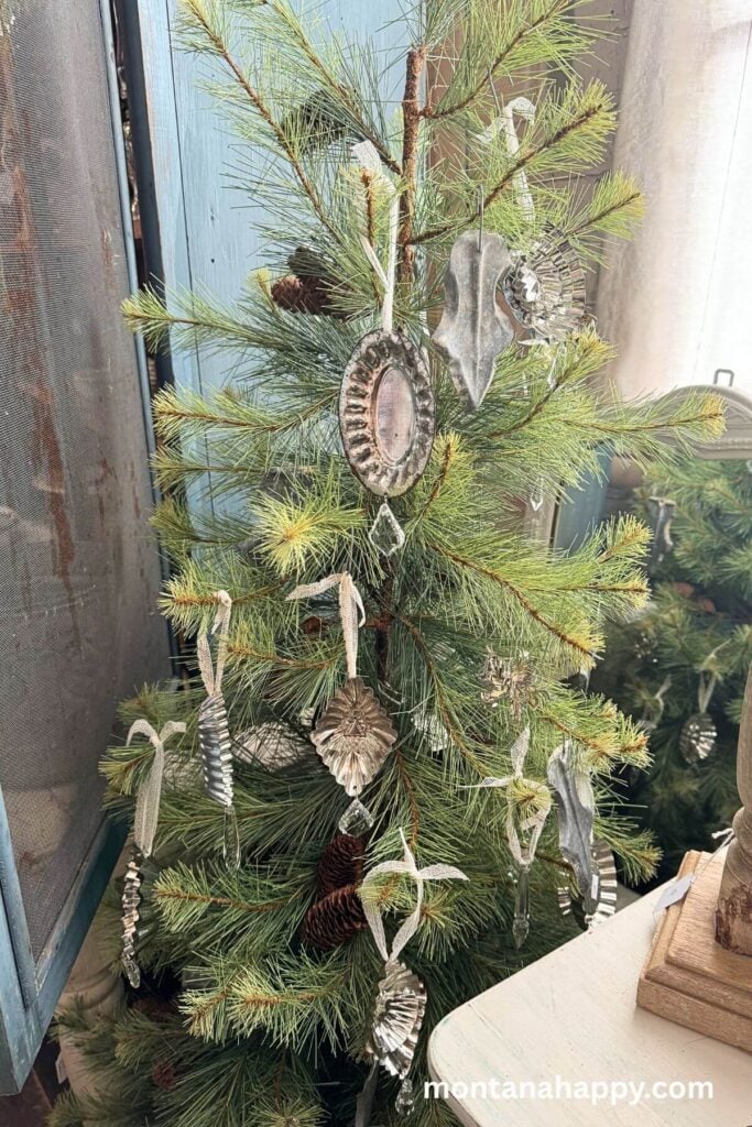 Vintage Christmas Decor Ideas - Photo of a Small Christmas tree with Vintage Bakeware Ornaments