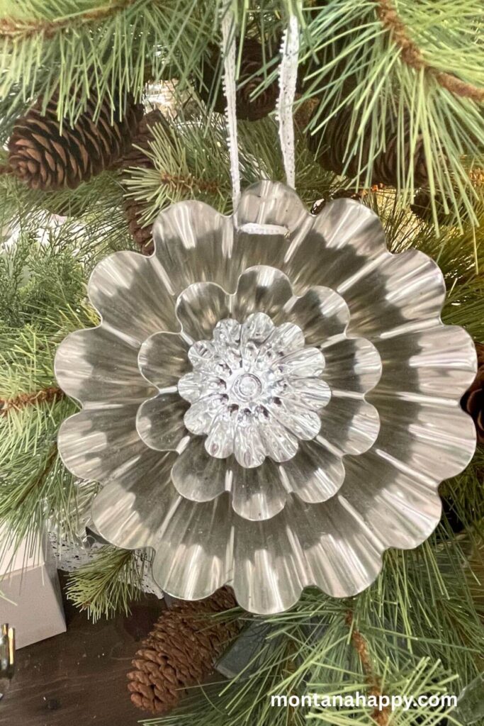 Vintage Christmas Decor Ideas - Vintage Ornament Made Out of Bakeware